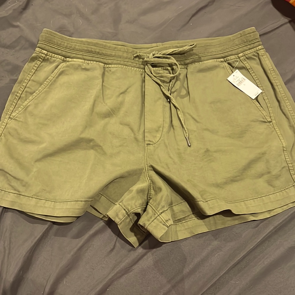 NEW WITH TAGS GAP KHAKI SHORTS